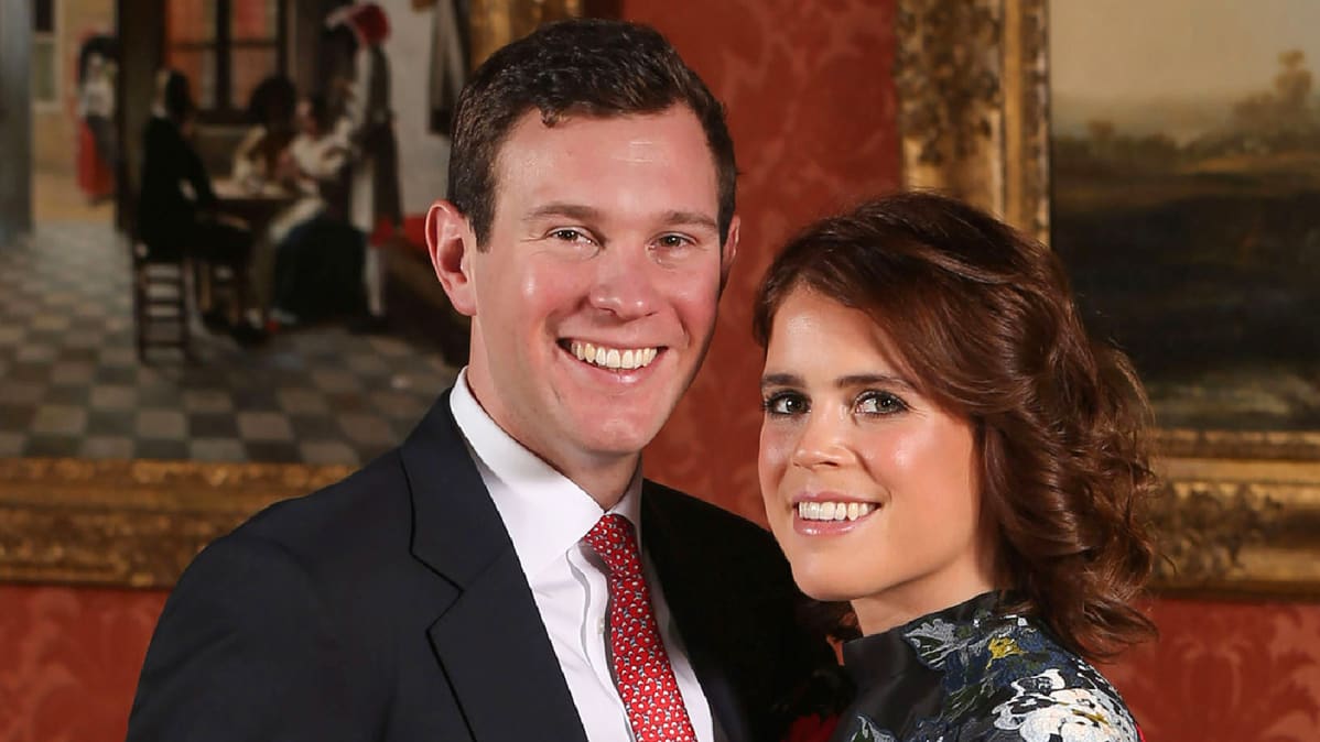 Yorkin prinsessa Eugenie kuvattuna kihlattunsa, Jack Brooksbankin kanssa Buckingham Palacessa 22. tammikuuta.