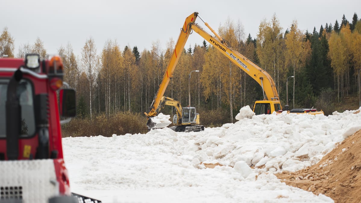 Työkoneet levittävät lunta.