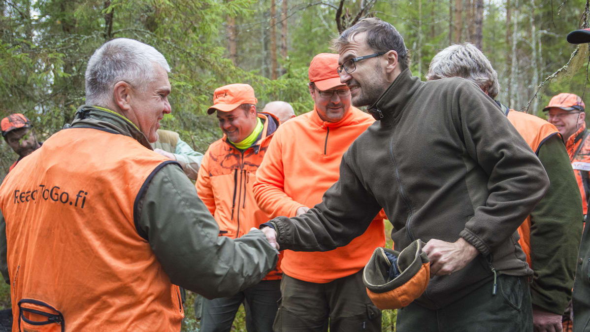 hirvenmetsästys metsästäjät kättely