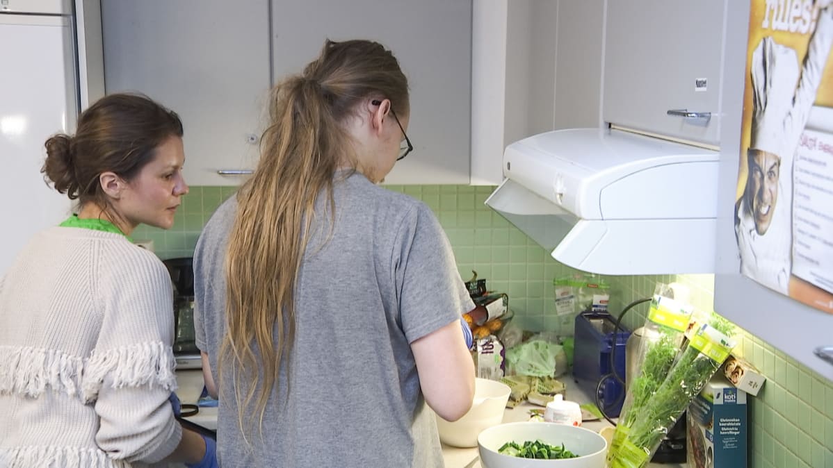 Nuoret kokkaavat keittiössä