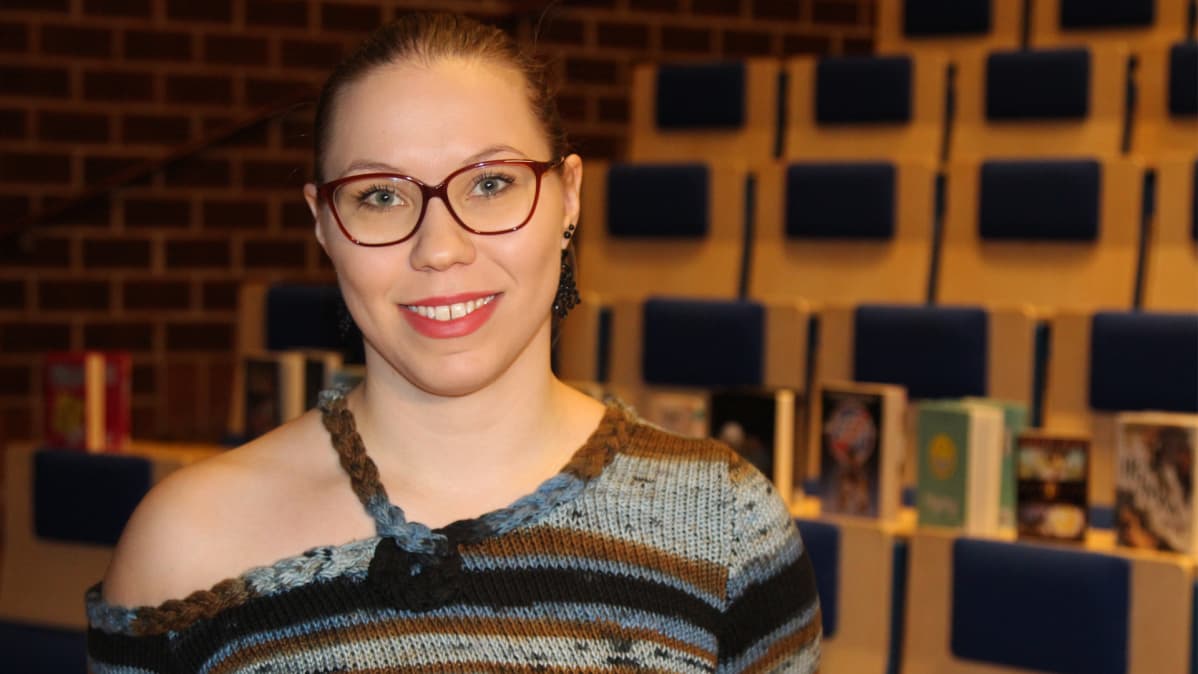 Nuortenkirjaston hoitaja Semmi Jokiniemi