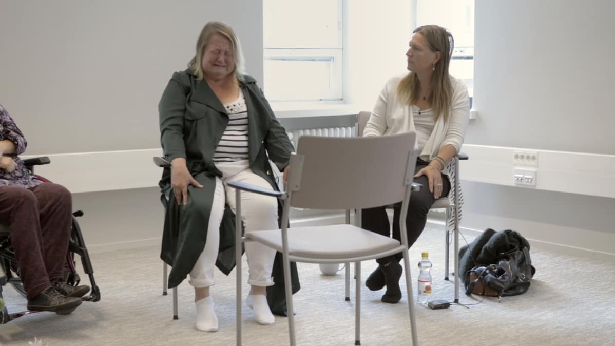 Taina Lehikoinen tekee harjoitusta Radikaali rehellisyys -kurssilla.