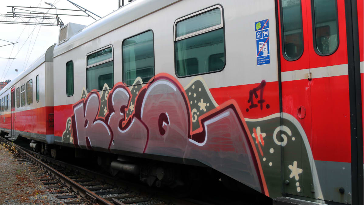 Kromigraffiti lähijunan kyljessä