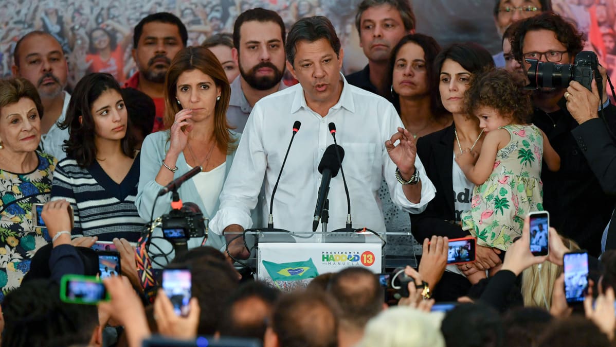 Vasemmiston presidenttiehdokas Fernando Haddad puhui kannattajilleen vaalituloksen varmistuttua Sao Paulossa 28. lokakuuta.