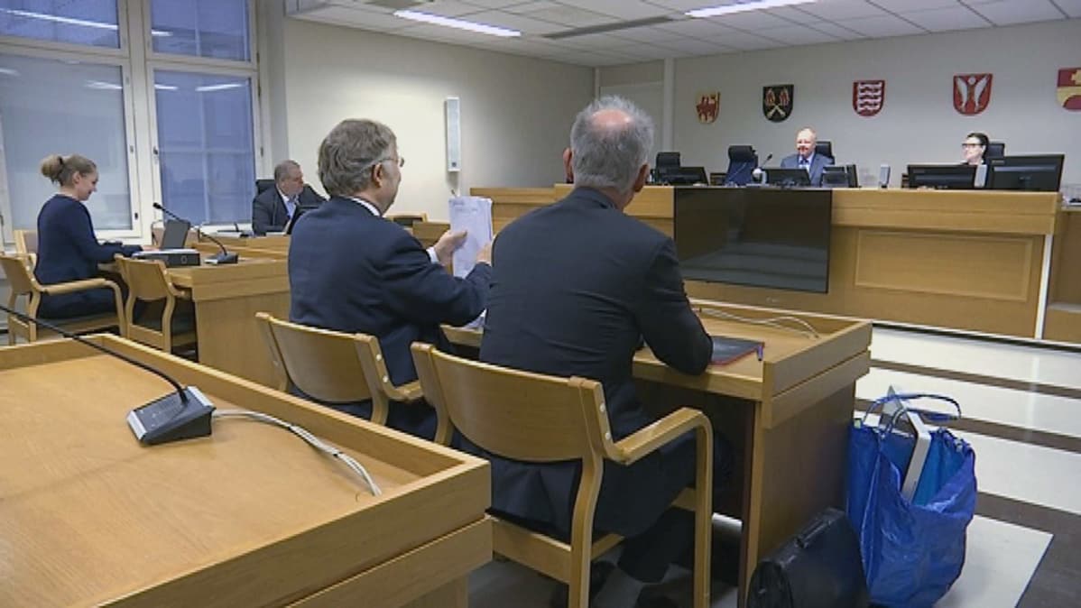 Ihmisiä Kanta-Hämeen käräjäoikeuden istunnossa