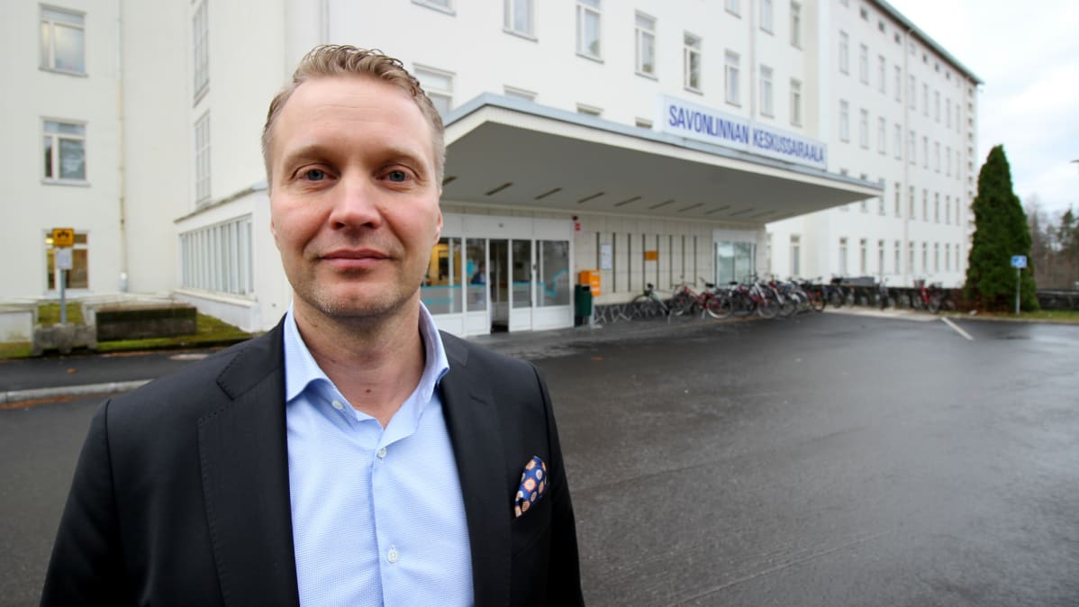 Sosterin kuntayhtymäjohtaja Panu Peitsaro Savonlinnan keskussairaalan edustalla.