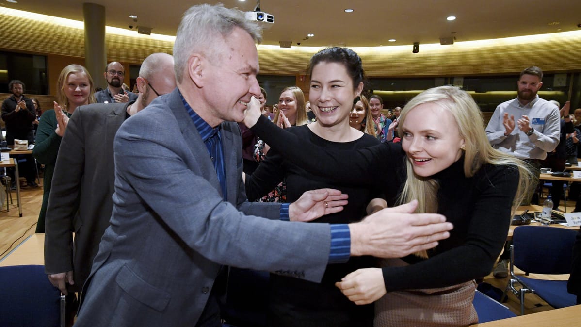 Emma Kari ja varapuheenjohtaja Maria Ohisalo (oik.) onnittelevat kansanedustaja Pekka Haavistoa kun hänet valittiin puolueen väliaikaiseksi puheenjohtajaksi vihreiden puoluevaltuuskunnan kokouksessa Helsingissä 3. marraskuuta