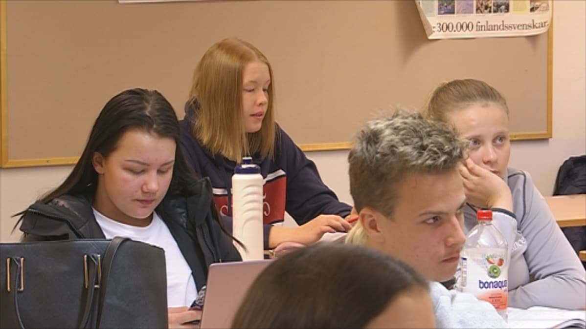 Lentopalloilija Alisa Hirvonen (kesk.) kurssikavereiden kanssa matematiikan tunnilla Ounasvaaran urheilulukiossa.