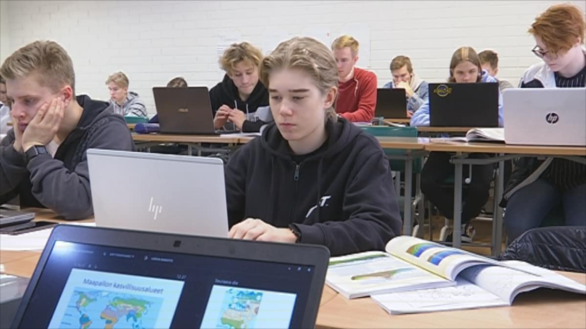 Tunnollinen harjoittelija ja oppilas Niko Heikkilä riensi rankan aamutreenin jälkeen oppitunnille Onasvaaran lukioon.
