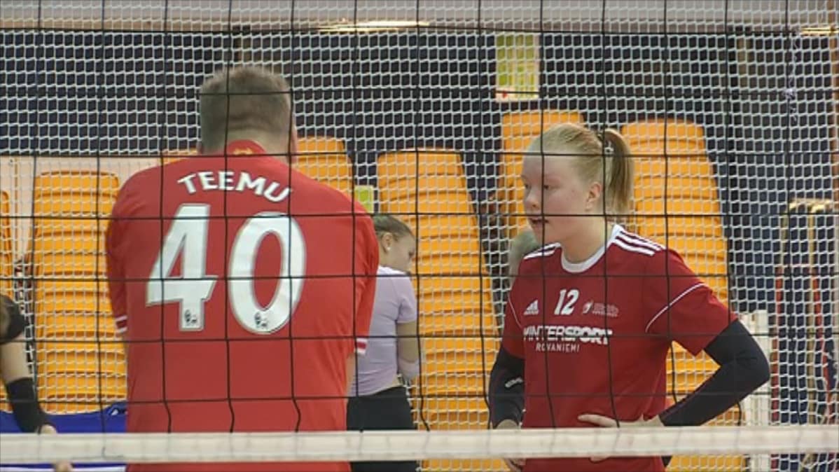 Lapin urheiluakatemian lentopallovalmentaja Teemu Mäkikyrö opastaa urheilulukion akatemiaurheilija Alisa Hirvosta Lapin urheiluopistolla.