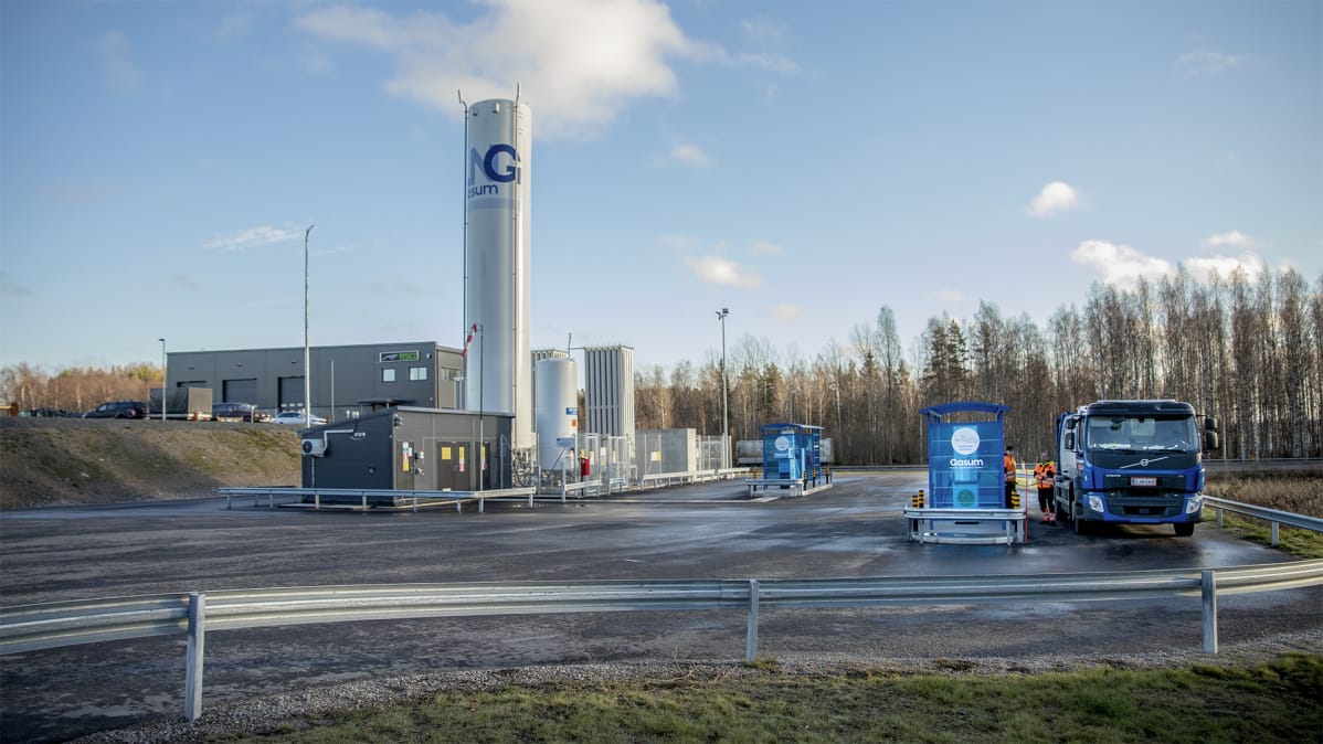 Jäteauto tankkaamassa kaasua Gasumin asemalla.