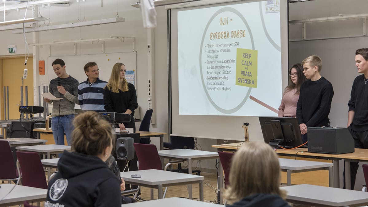 Mustasaaren ruotsinkielisen lukion oppilaita vieraana Suomussalmen lukiossa.