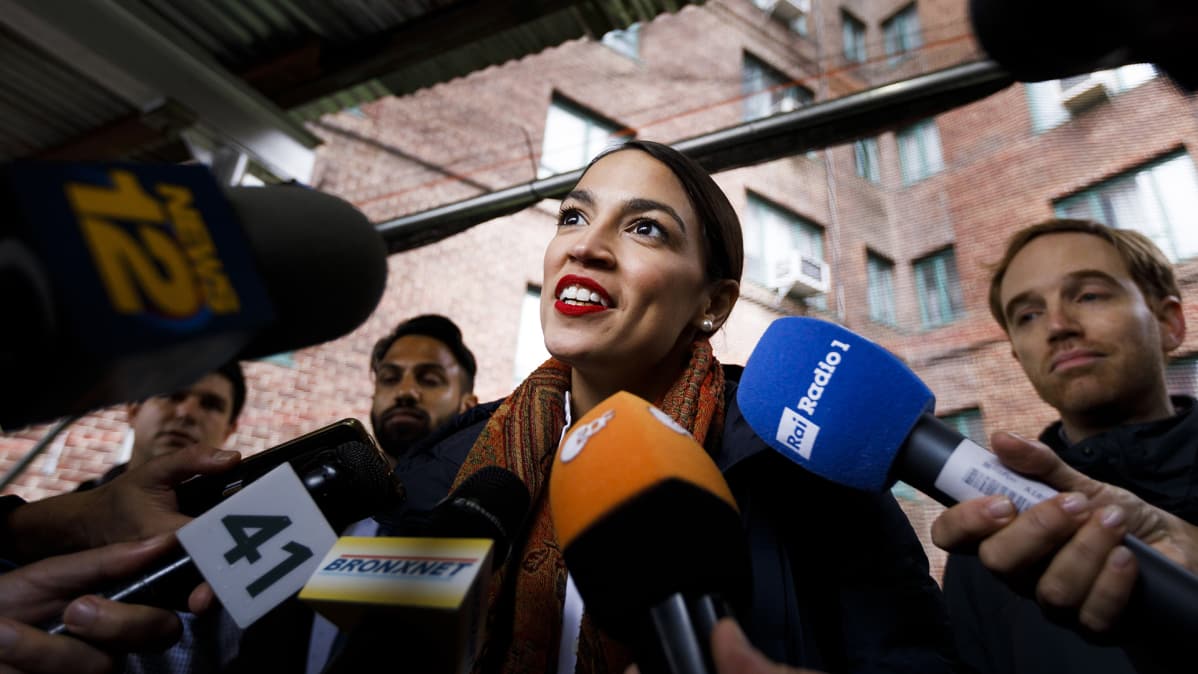 Alexandria Ocasio-Cortez puhuu toimittajille.