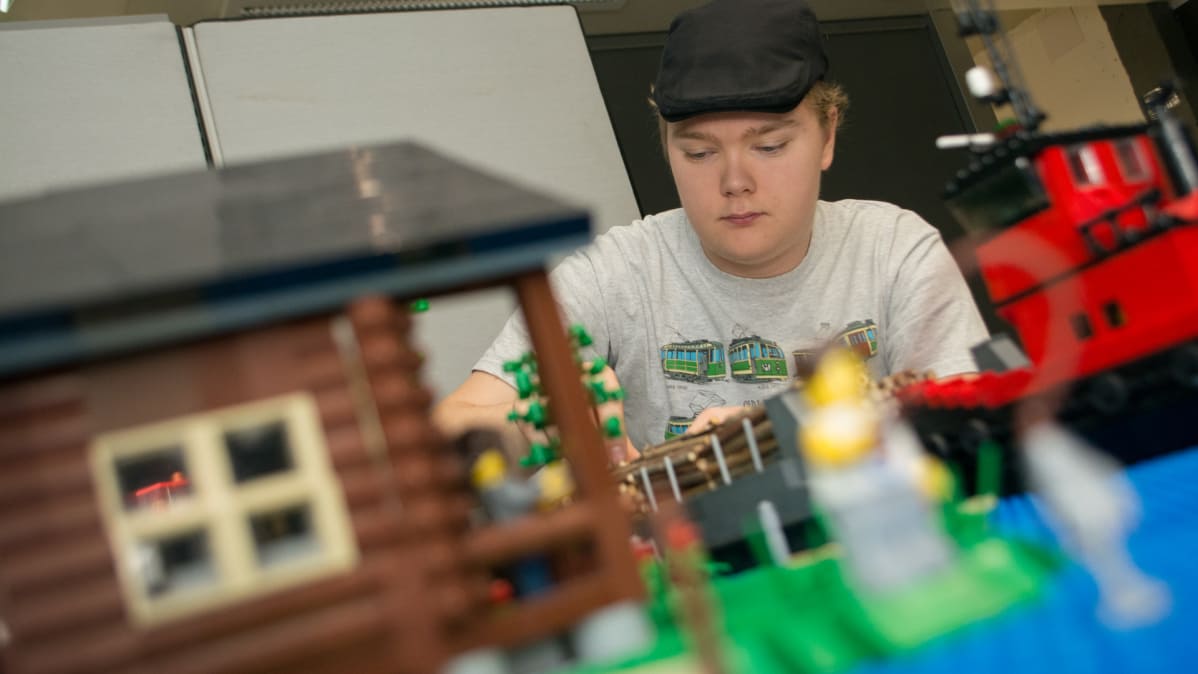 Legotaiteilija Mikael Falin