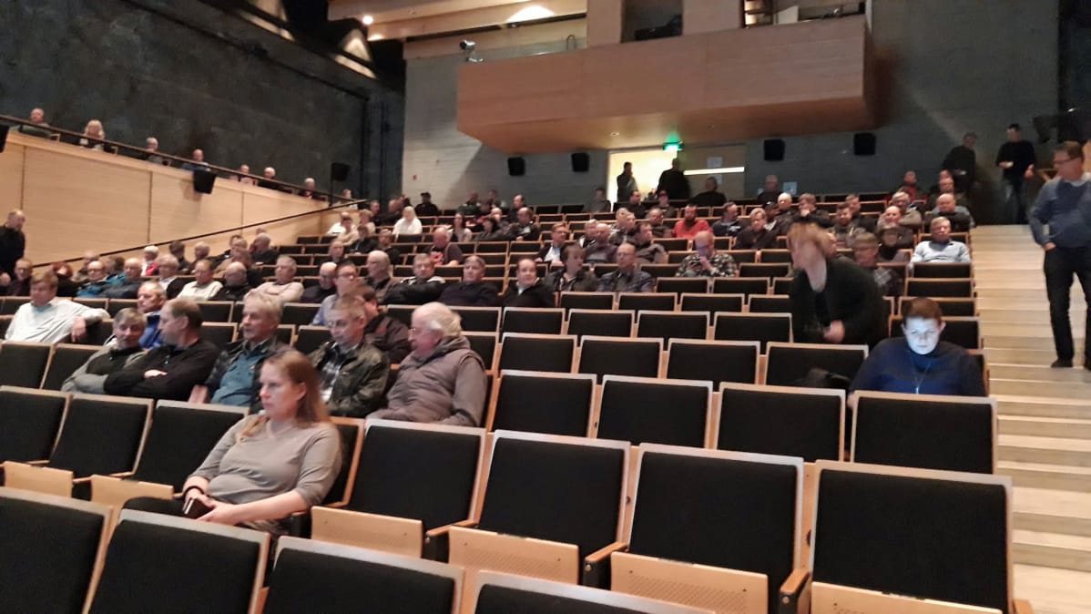 Yleisötilaisuus Keliberin suunnitelmista keräsi ison joukon kiinnostuneita Kaustiselle 6.11.2018.