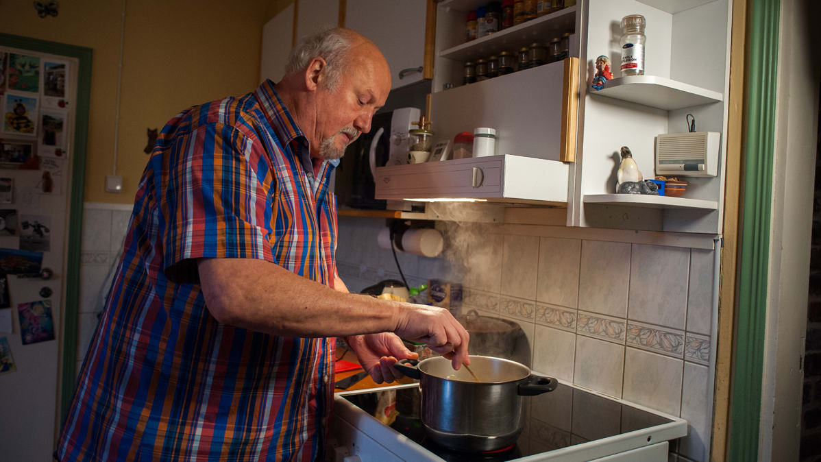 Vladimir Sgurev keittää keittoa