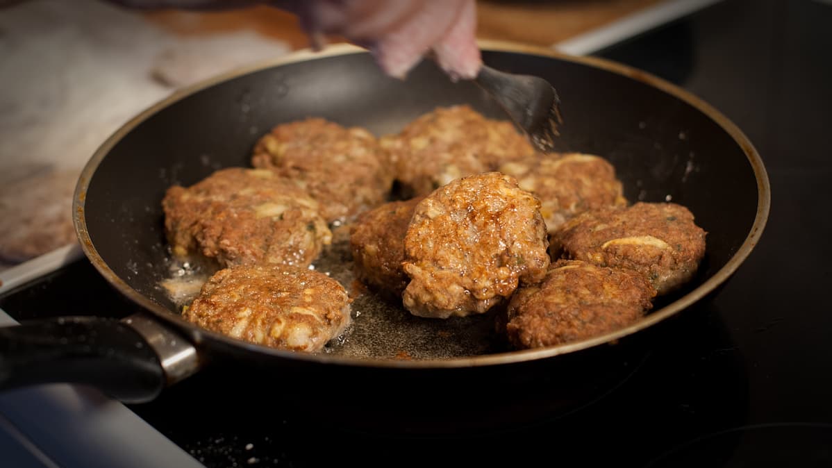 Jauhelihapihvejä pannulla