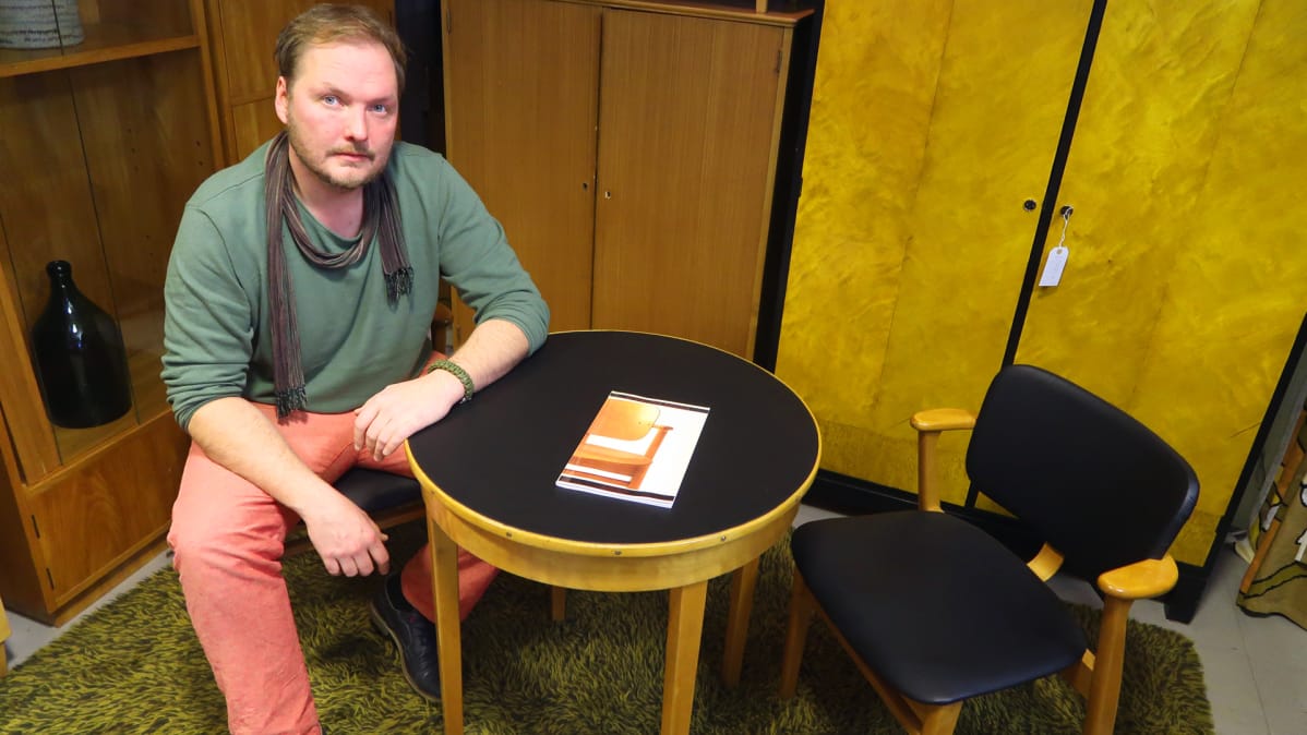 Kuvassa antiikkikauppias Juha Valli