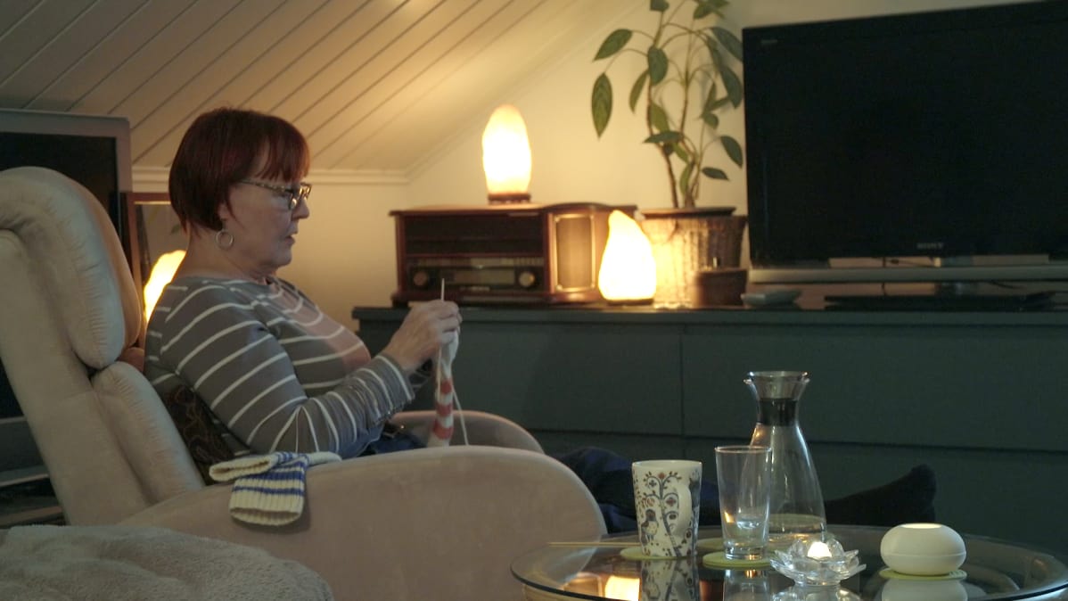 Tuula Andersin omassa huoneessaan
