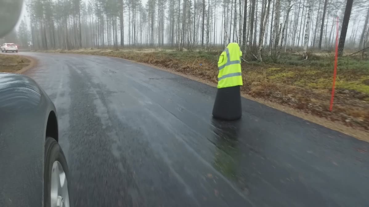 5G teknologia mahdollistaa sen, että edellä ajava auto lähettää tietoa tien kunnosta ja tiellä olevasta esteestä perässä tulevaan autoon.