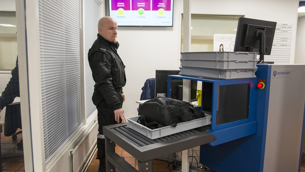 Reppu on menossa läpivalaisulaitteeseen oikeus- ja poliisitalolla.