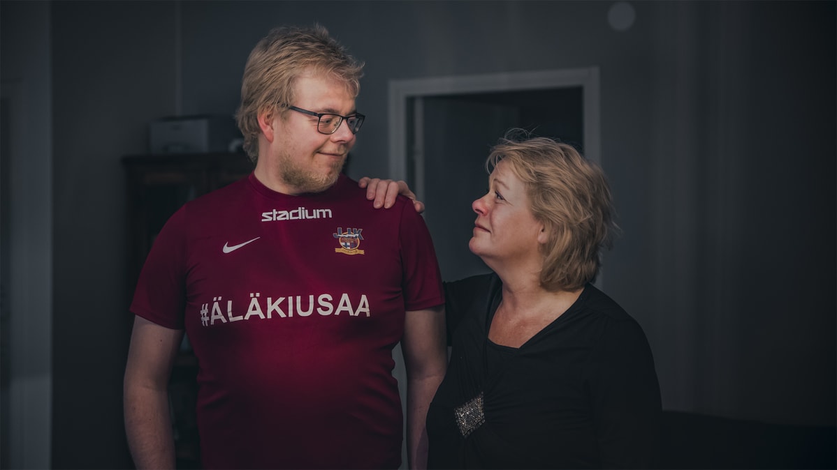 Konsta Pylkkänen ja äiti Tuula Pylkkänen vierekkäin.