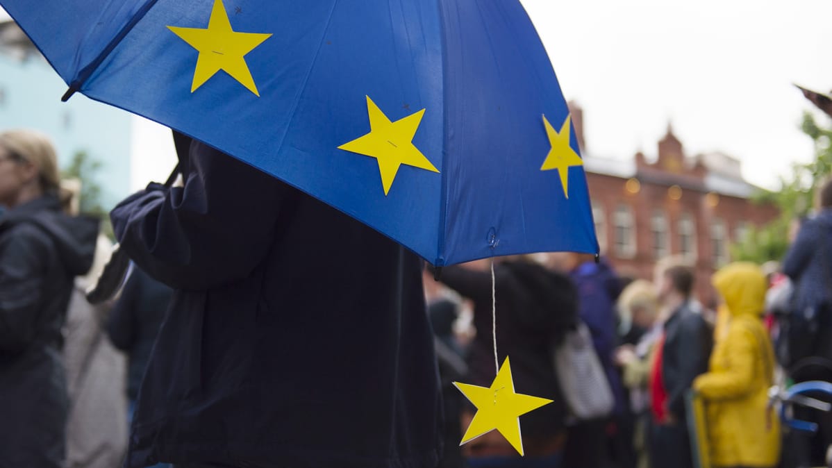 Keltaisia eu-tähtiä sateenvarjossa.