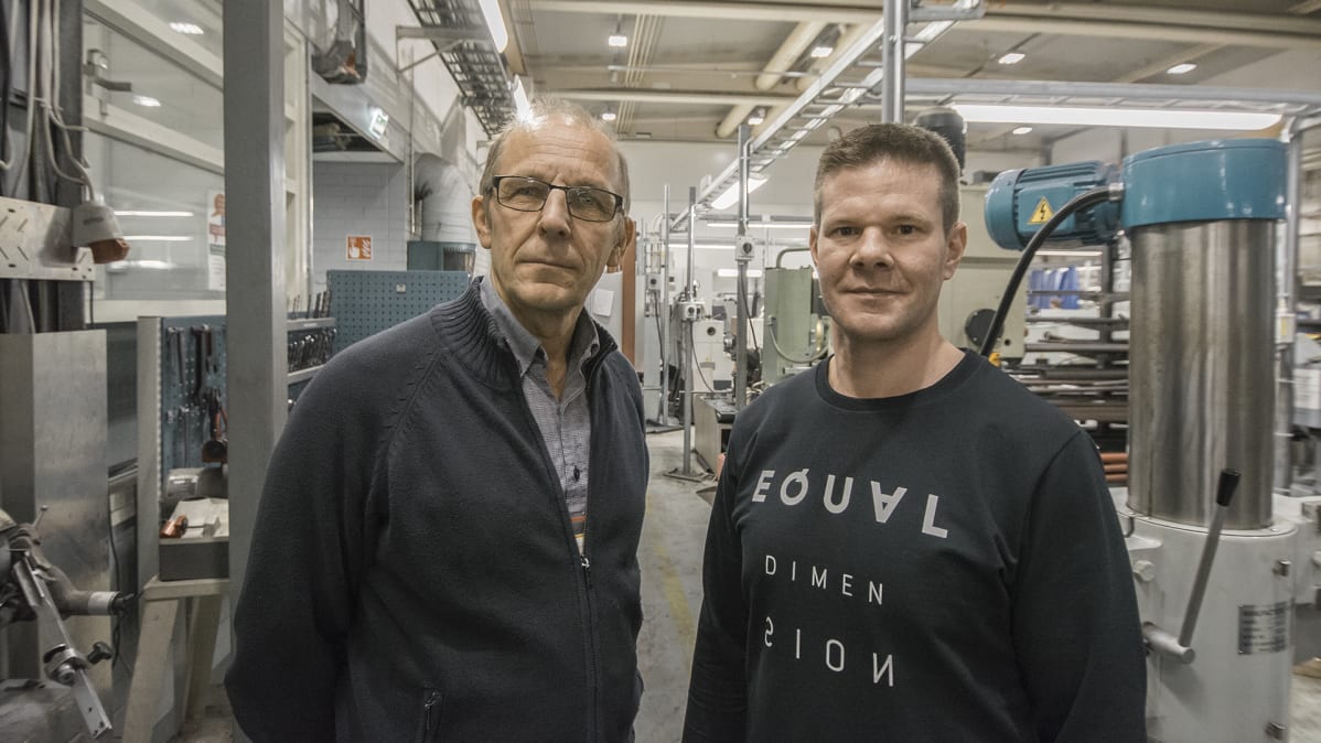 Savon ammattiopiston koulutuspäällikkö Jukka Pasanen ja kone ja tuotantotalouden opettaja Harri Kilpeläinen.