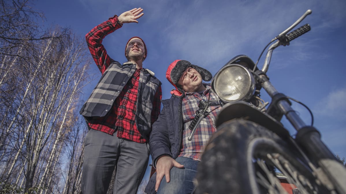 Steve 'n' Seagulls yhtyeen soittajat Matias Haavisto ja Viljam Hänninen kuvattuna alaviistosta