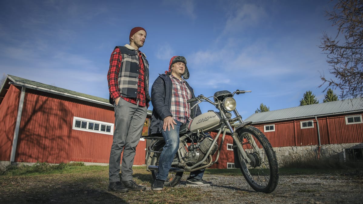 Steve 'n' Seagulls -yhtyeen Matias Haavisto ja Viljam Hänninen seisovat punaisen ulkorakennuksen edessä
