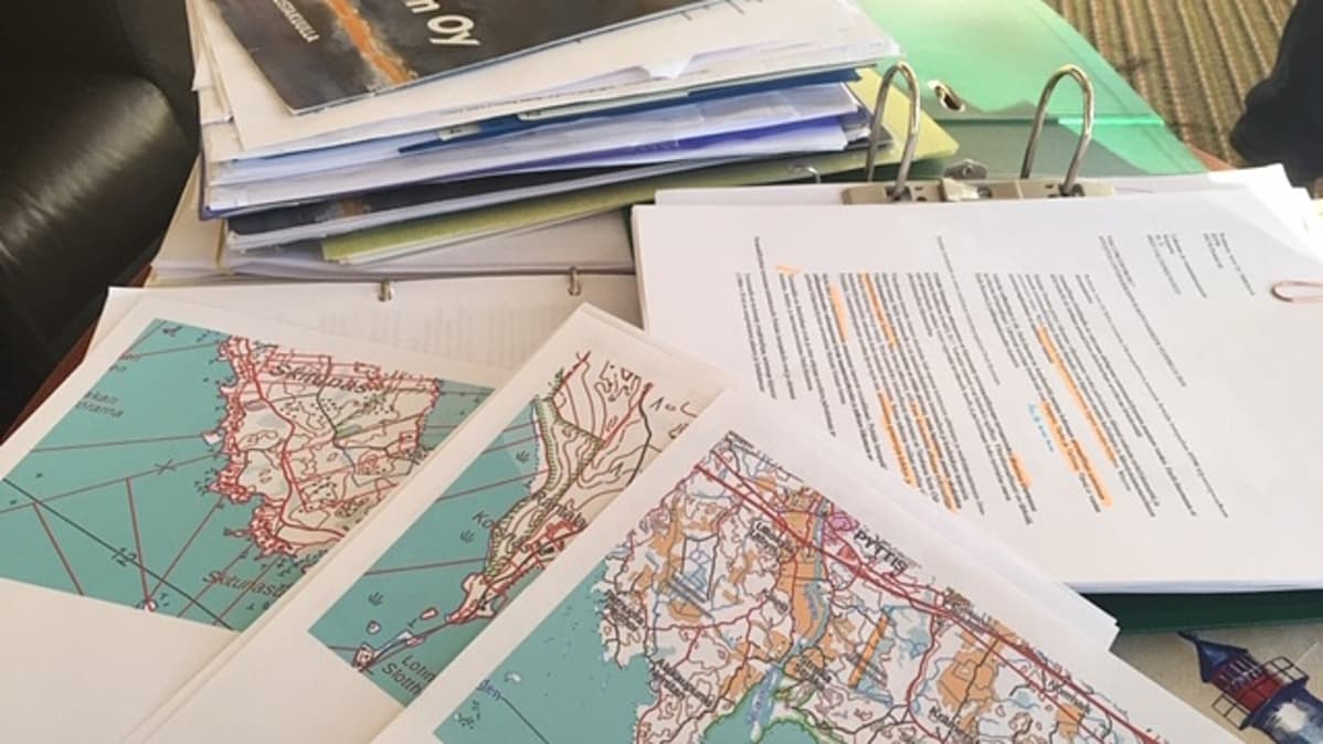 karttoja, mappeja, papereita, arkisto