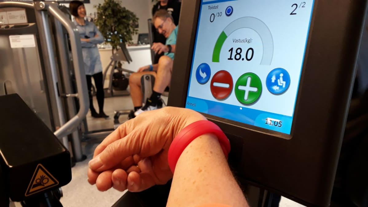 Tarvittava ohjelma, käytettävät painot ja muut asetukset on tallennettu kunkin käyttäjän henkilökohtaiselle rannekkeelle.