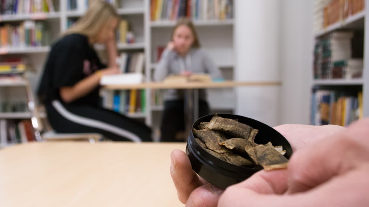 Nuuskapurkki koulun kirjastolla.