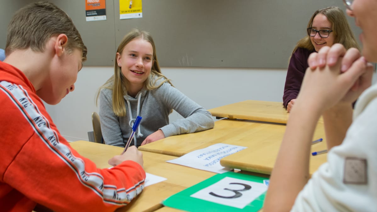 Opiskelijat tekevät ryhmätyötä päihdevalistustunnilla.