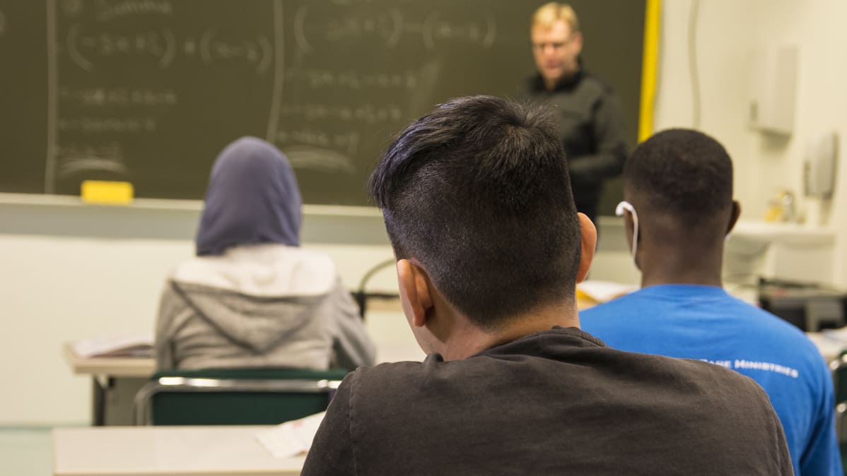 Oppilaat ovat matematiikan oppitunnilla.