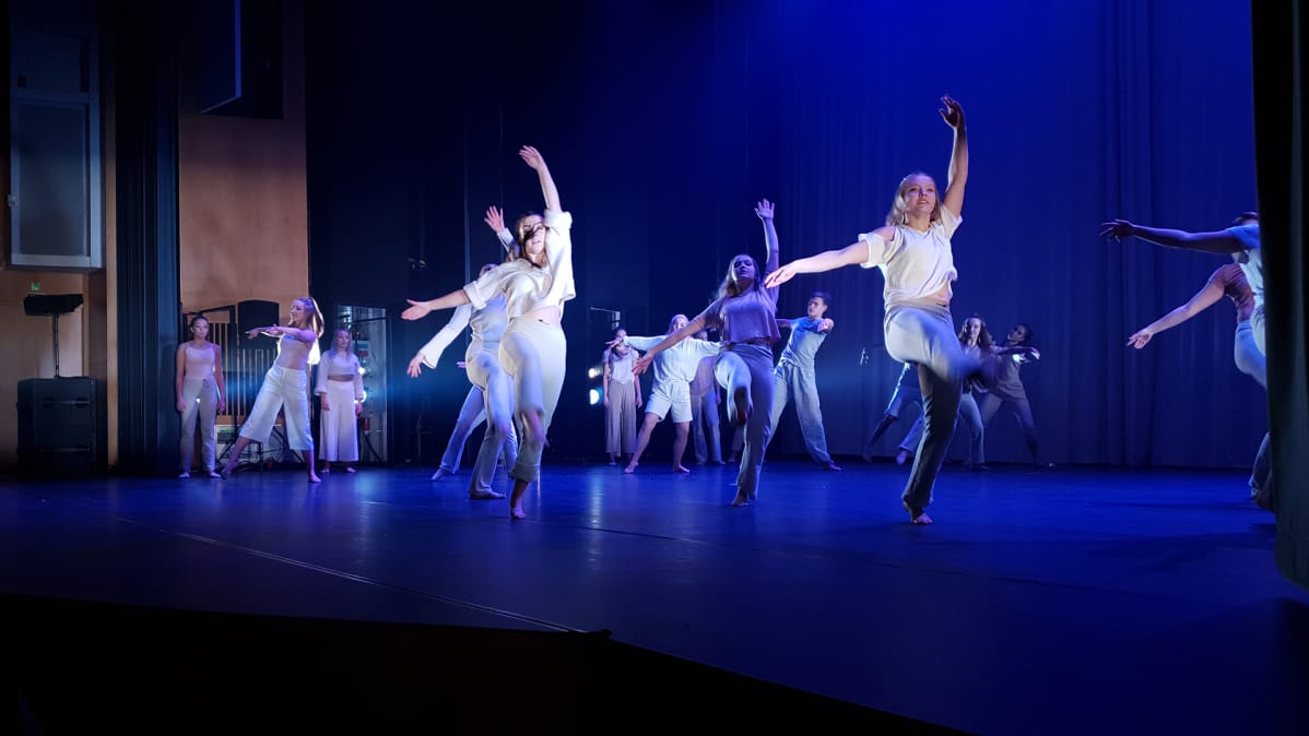 Tanssijoita Kajaani Dancen joulunäytöksessä.