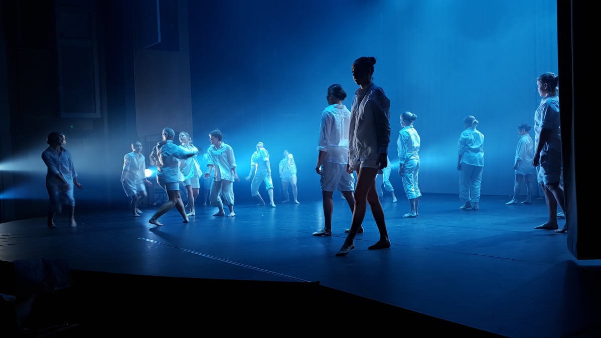 Tanssiryhmä Kajaani Dancen joulunäytöksessä.