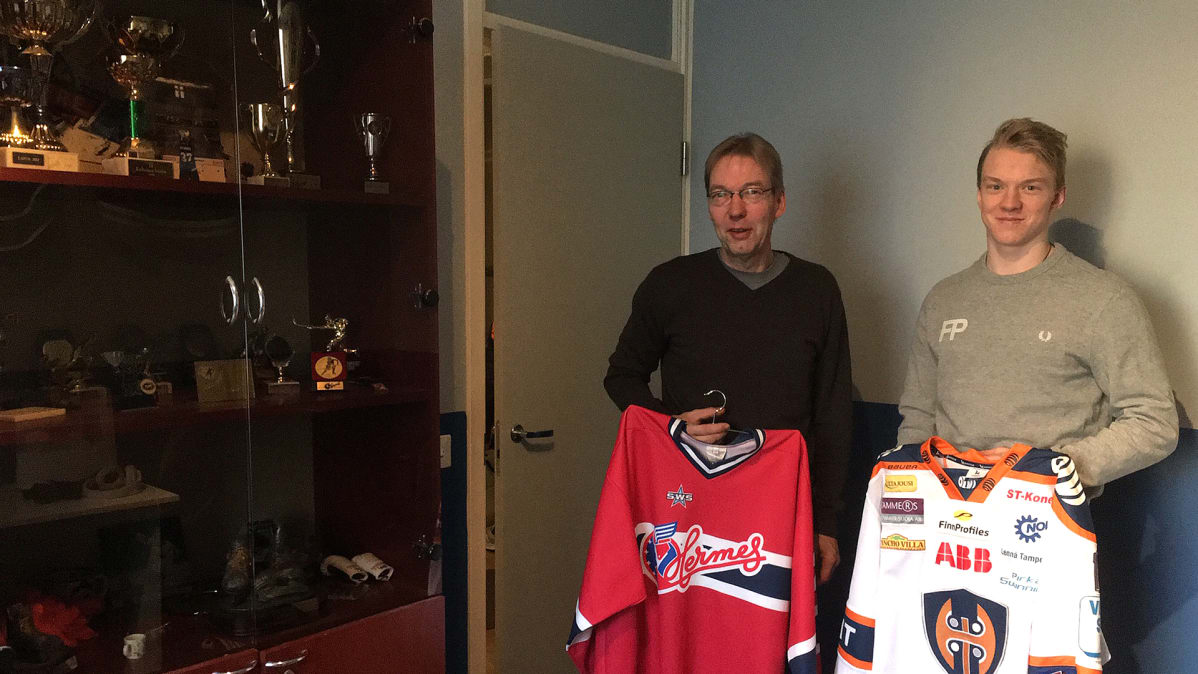 Kuvassa Jari ja Toni Utunen jääkiekkopaidat käsissään