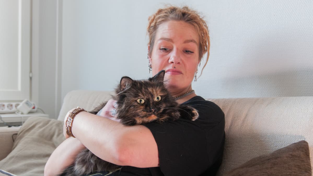 Namu-kissa omistajansa Saana Tolppaen sylissä.