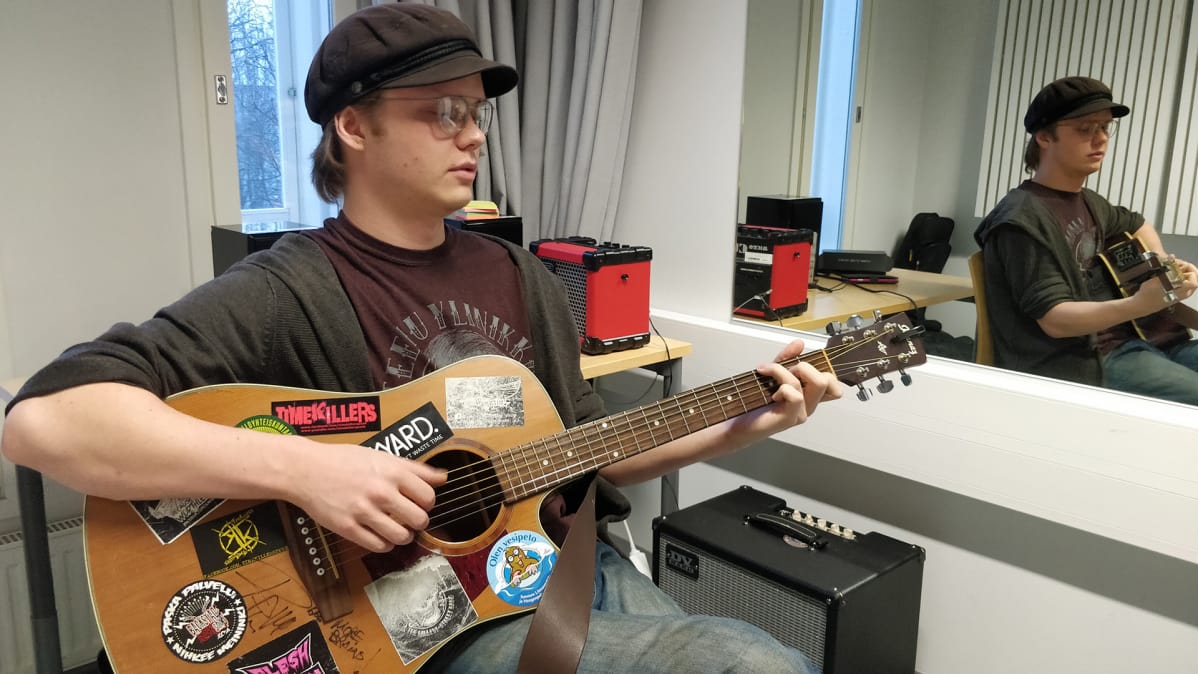 Tuomas Julku soittaa kitaraa