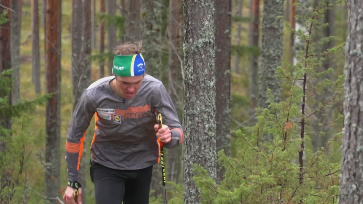 Tero Seppälä sauvajuoksee.