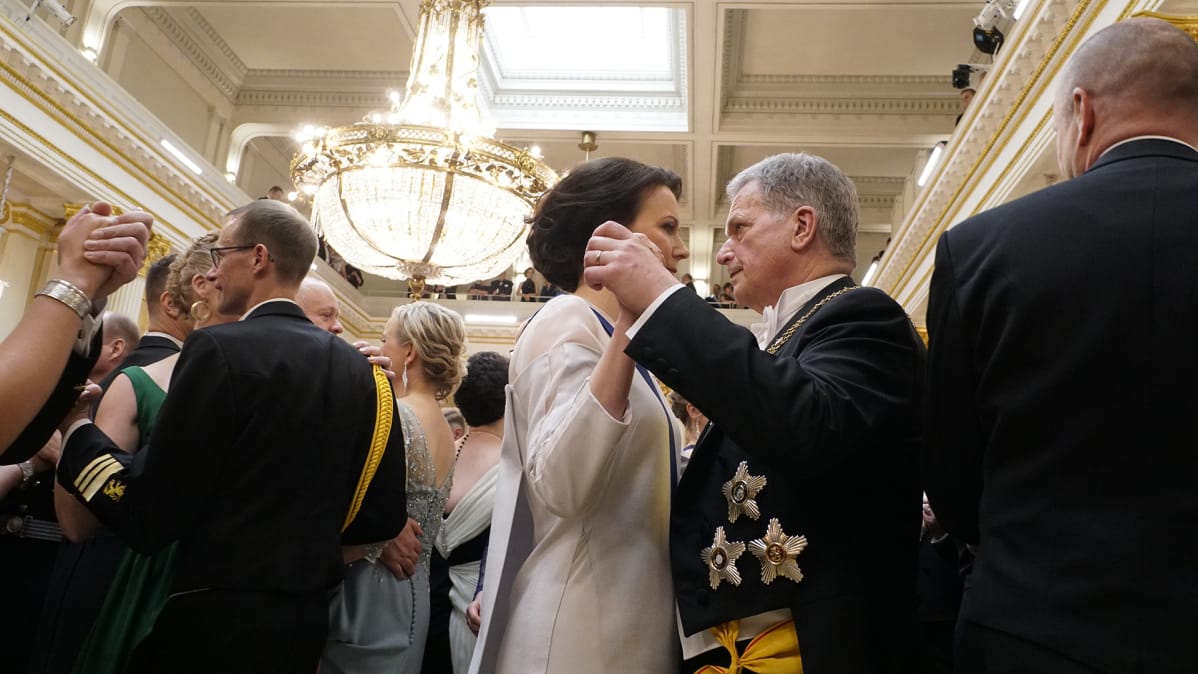 Tasavallan presidentti Sauli Niinistö ja rouva Jenni Haukio tanssin pyörteissä.