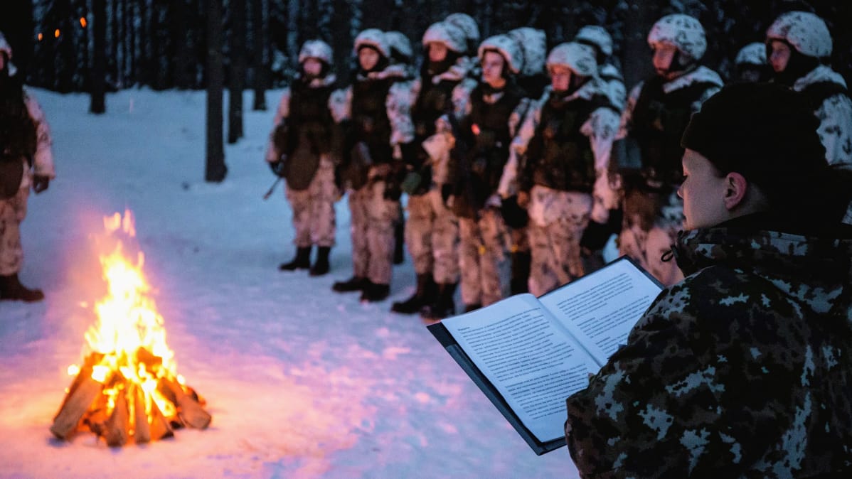Varusmiehiä valkoisissa uniformuissa nuotion ympärillä. Etualalla Sanna Timonen lukee hartaustekstiä vihosta.