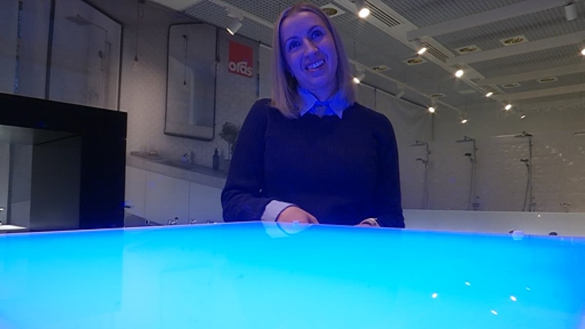 Camilla Högman sinisessä valossa.