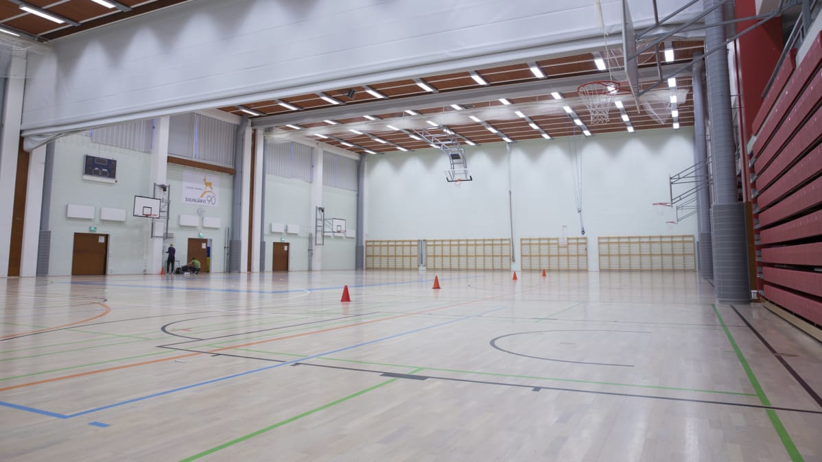 Siilinjärveläisen Ahmon koulun liikuntasali.