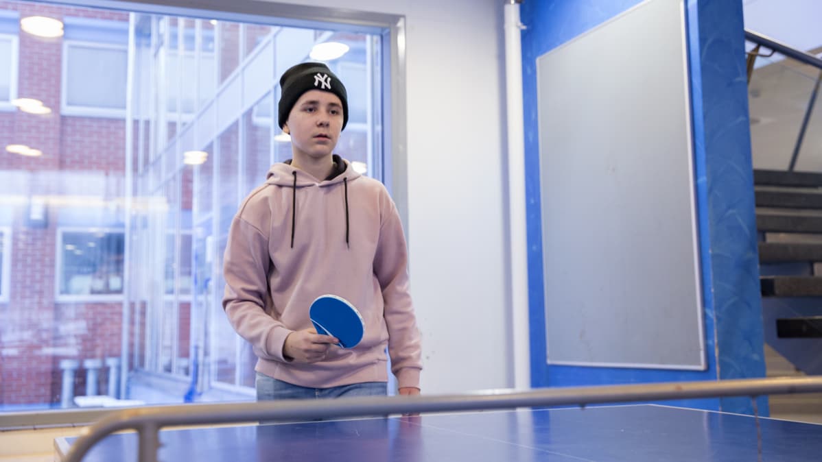 Kahdeksasluokkalainen Vili Nissinen pelaa pingistä liikuntatunnilla.