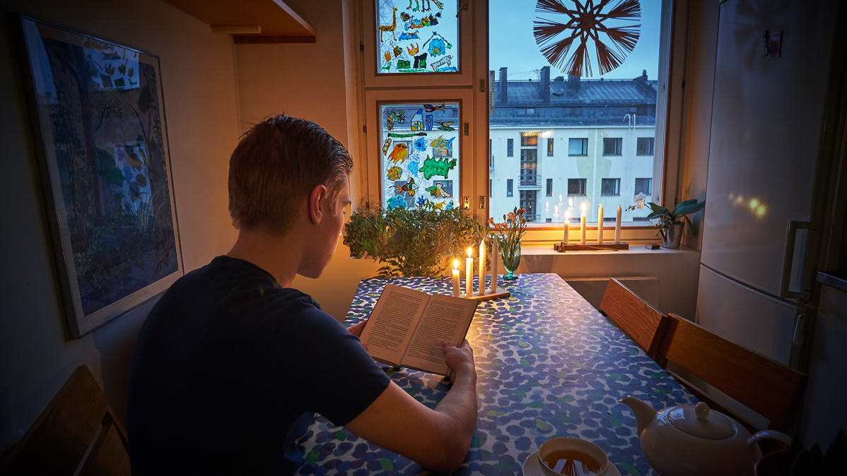 Joulurauha hiljaisuus kirjan lukija