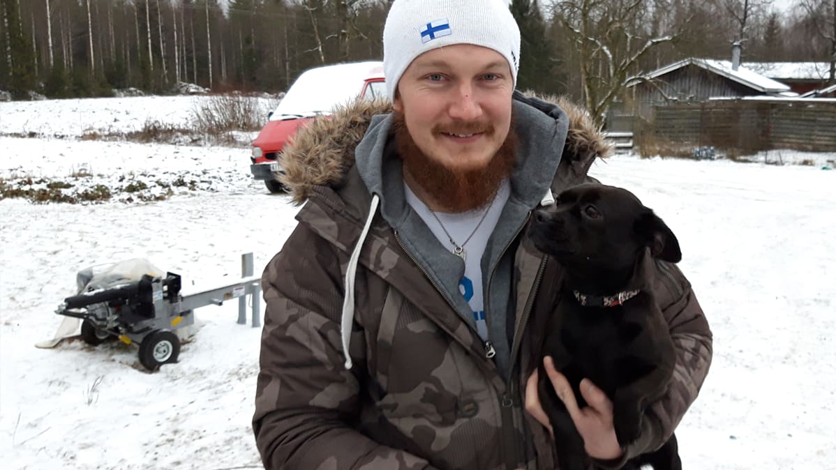 Benjamin Johansson sylissään perheen koira.
