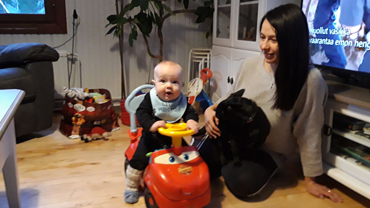 Puolivuotias Devin yhdessä Eeva-äidin kanssa.