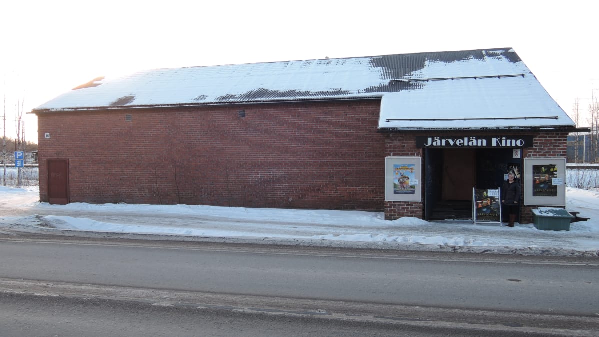 Järvelän Kino koko komeudessaan.